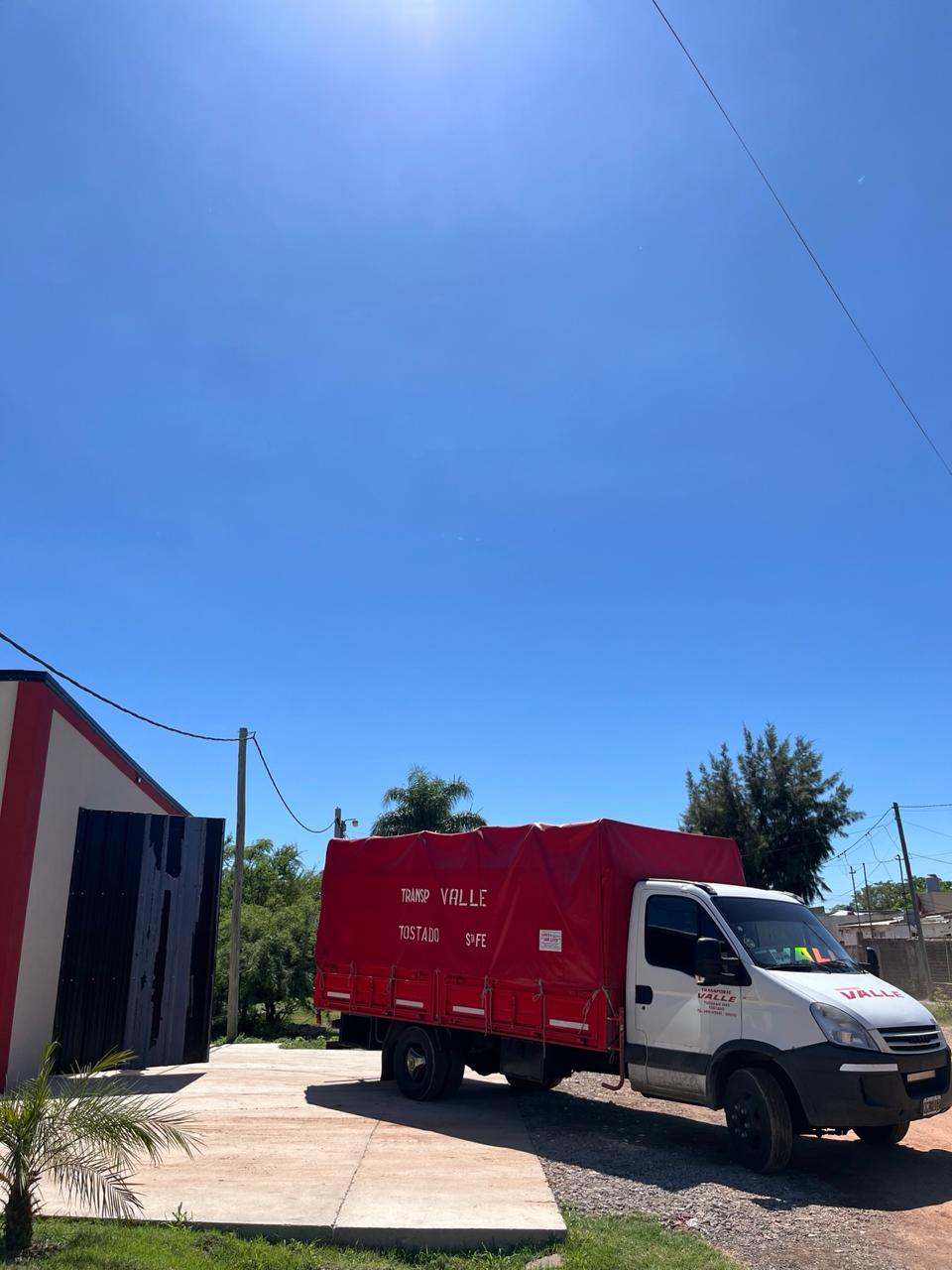 Unidad de Transporte Valle con lona roja en la base operativa
