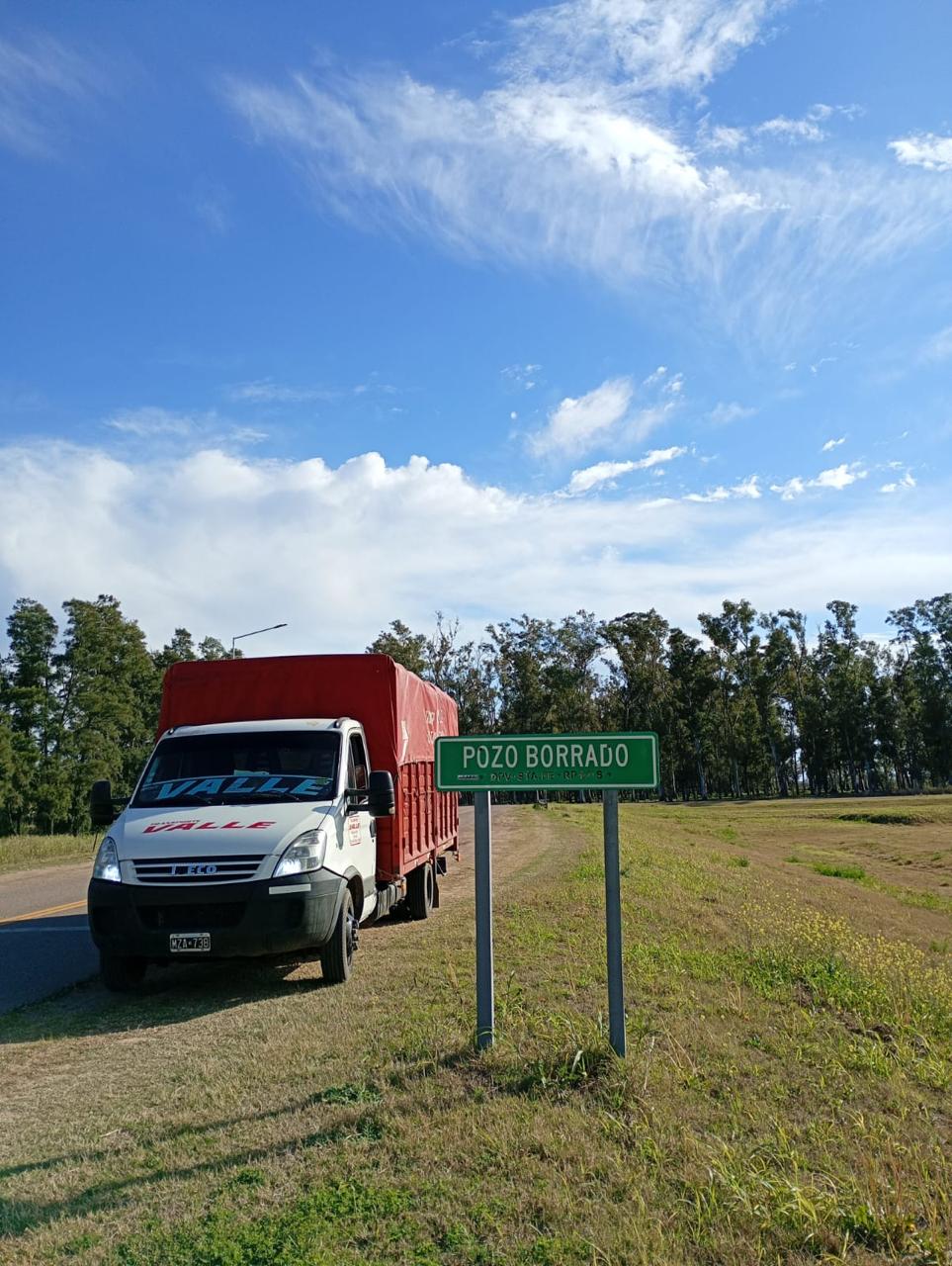 Unidad de Transporte Valle junto al cartel de Pozo Borrado