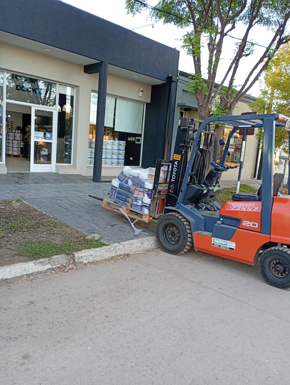Descarga de mercadería de Transporte Valle con autoelevador