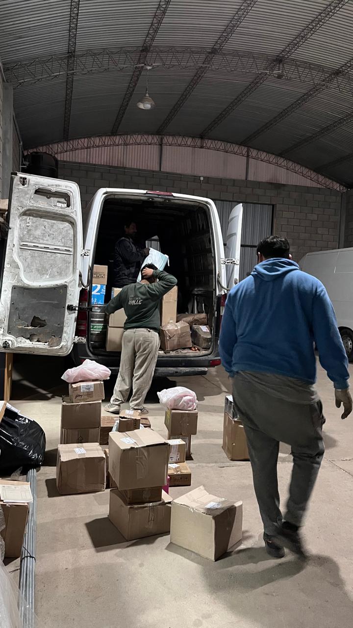 Equipo de Transporte Valle cargando encomiendas en el galpón
