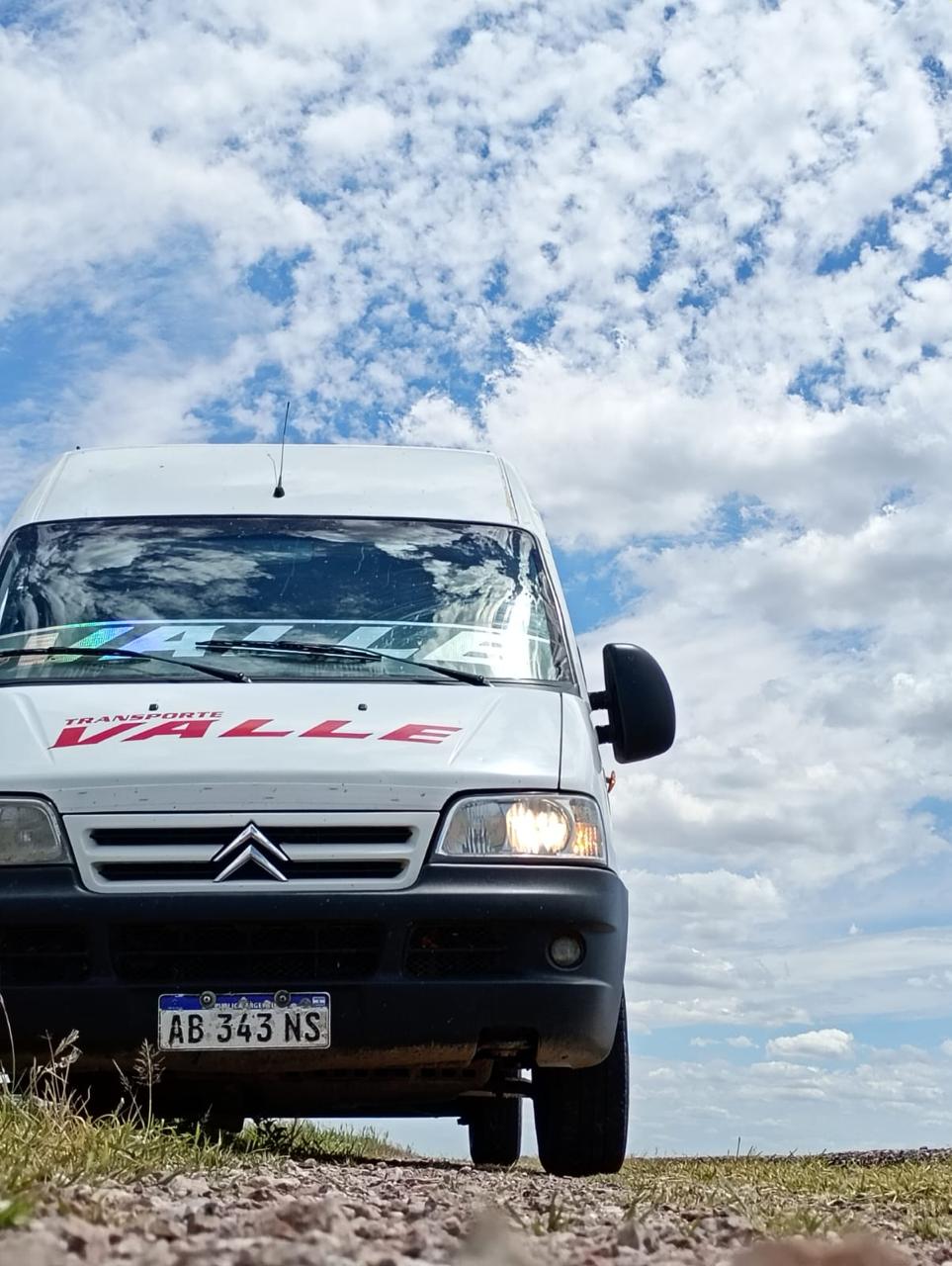 Utilitario de Transporte Valle trabajando en una ruta de la región